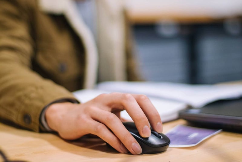 Cirrus Insight. Computer mouse in use.