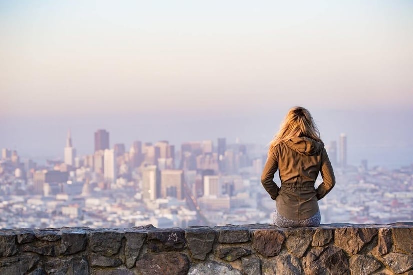 woman-sitting-city